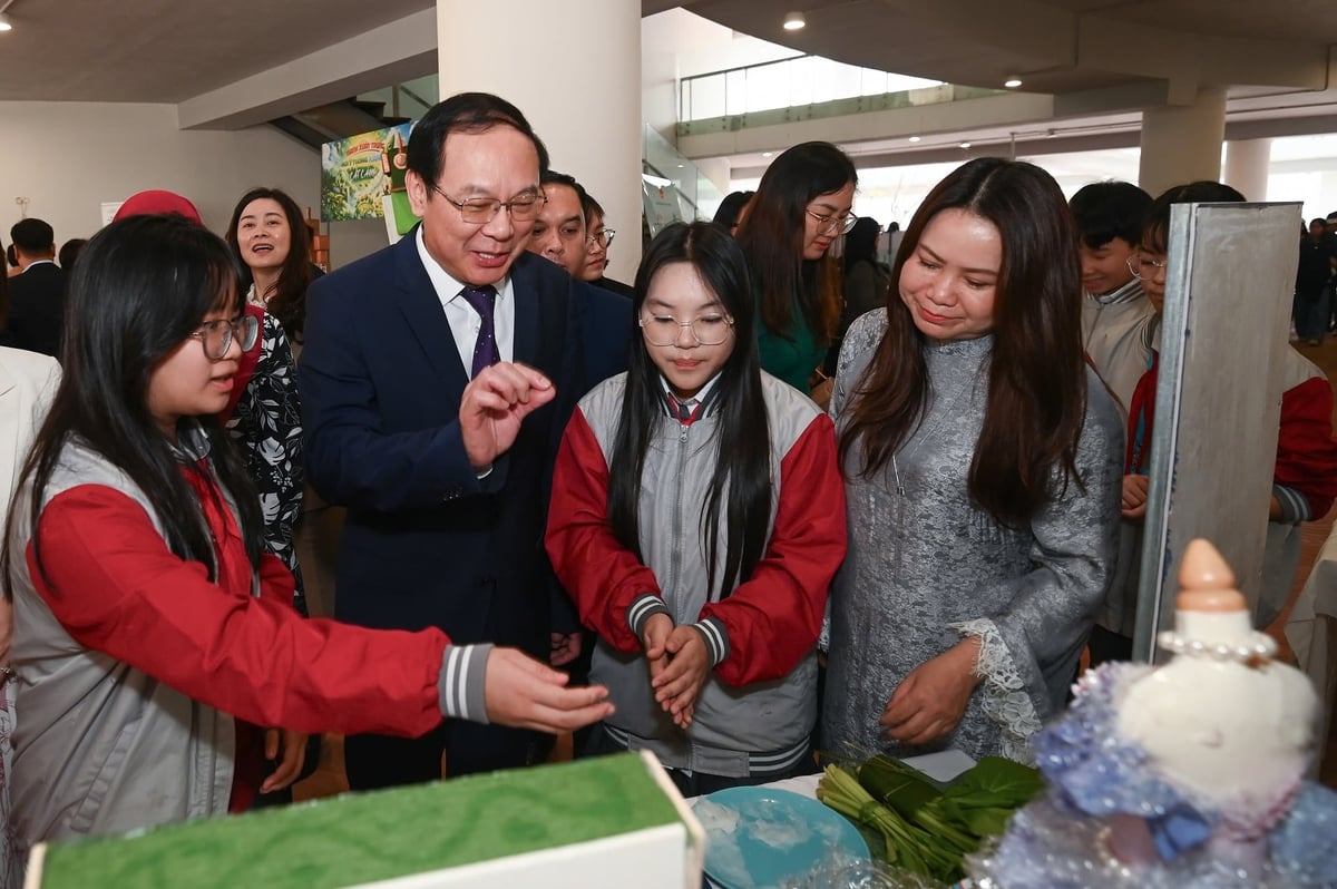 Thứ trưởng Lê Công Thành cùng các đại biểu thăm gian trưng bày mô hình của Trường THCS Trường Công Giai (TP. Hà Nội), trường đạt Giải Ba Giải thưởng Trường học sinh thái ASEAN Việt Nam 2025. Ảnh: Tùng Đinh. Thứ trưởng Lê Công Thành cùng các đại biểu thăm gian trưng bày mô hình của Trường THCS Trường Công Giai (TP. Hà Nội), trường đạt Giải Ba Giải thưởng Trường học sinh thái ASEAN Việt Nam 2025. Ảnh: Tùng Đinh.