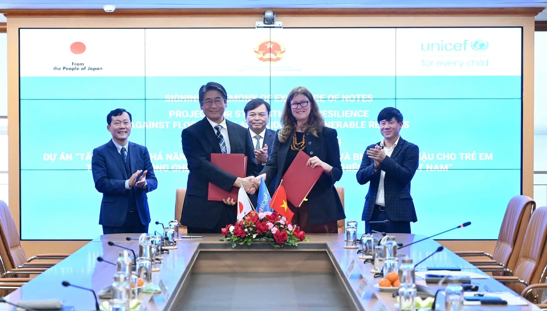 Lễ ký kết trao đổi Công hàm giữa Đại sứ Nhật Bản tại Việt Nam Ito Naoki và bà Silvia Danailov, Trưởng Đại diện UNICEF tại Việt Nam dưới sự chứng kiến của Thứ trưởng Nguyễn Hoàng Hiệp. Ảnh: Kiều Chi.